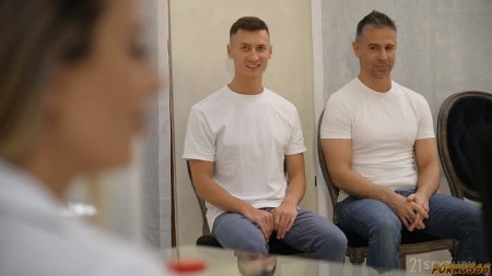 Красивая дамочка охотно помогла двум мужикам сдать сперму